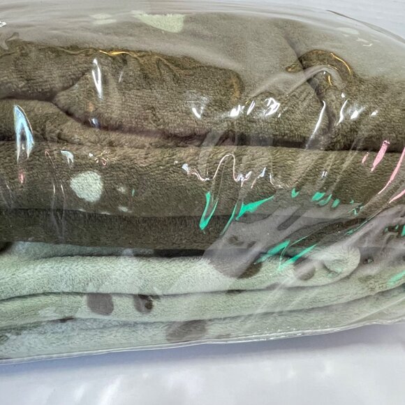 Microplush Throw Blankets 50" X 60" Green with Paw Print Design 100% Polyester M - Picture 5 of 8